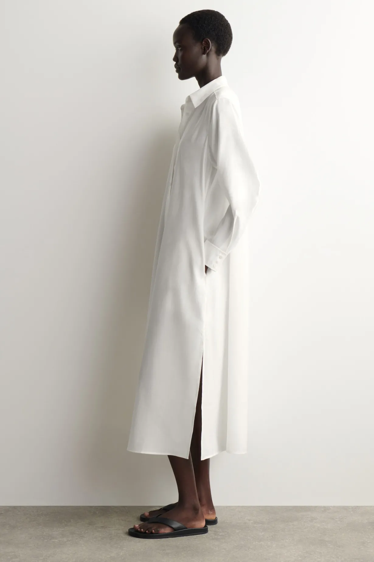 FLIESSENDES HEMDKLEID IN MIDILÄNGE