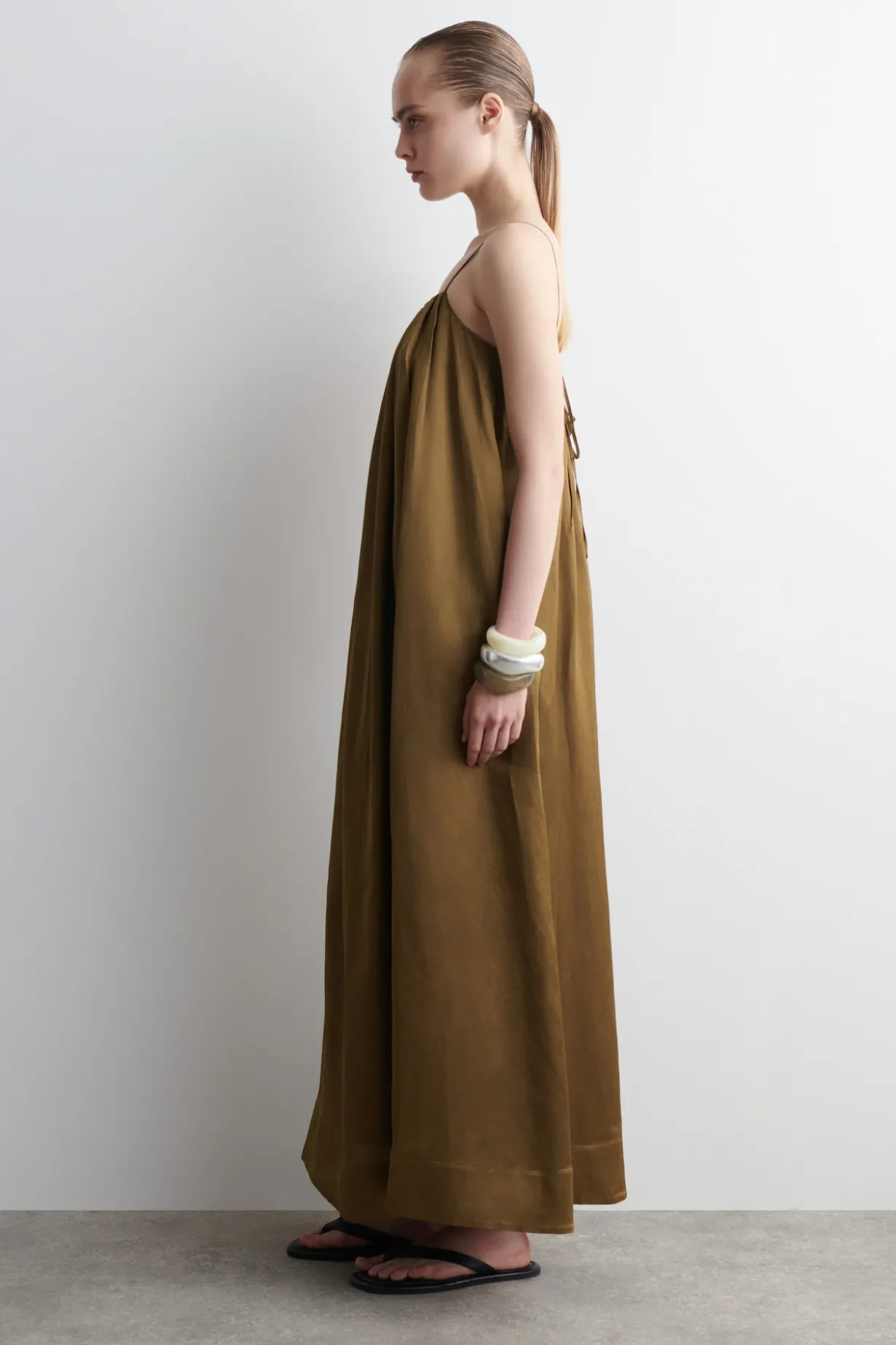 FLIESSENDES MAXIKLEID MIT FALTEN