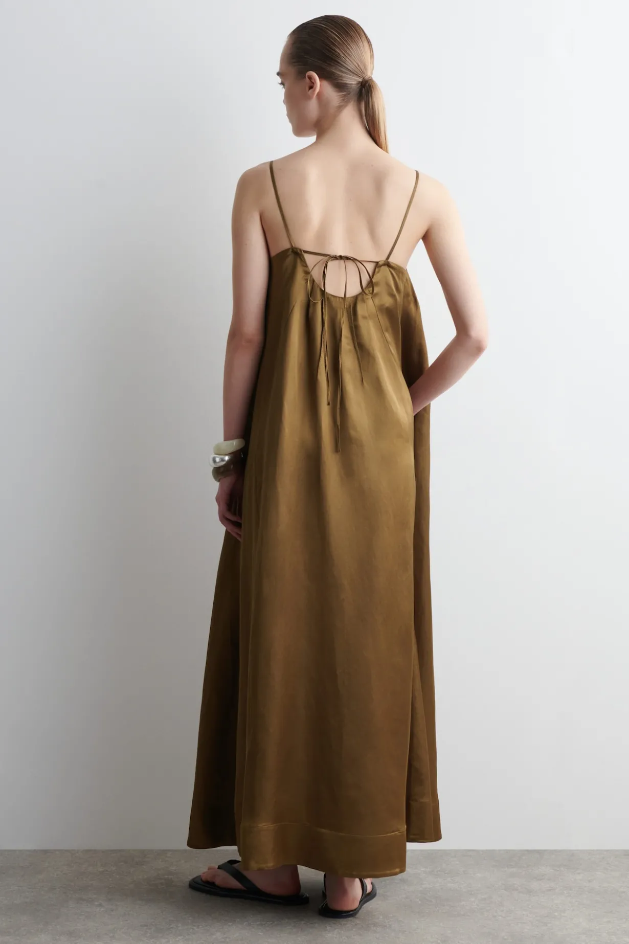 FLIESSENDES MAXIKLEID MIT FALTEN