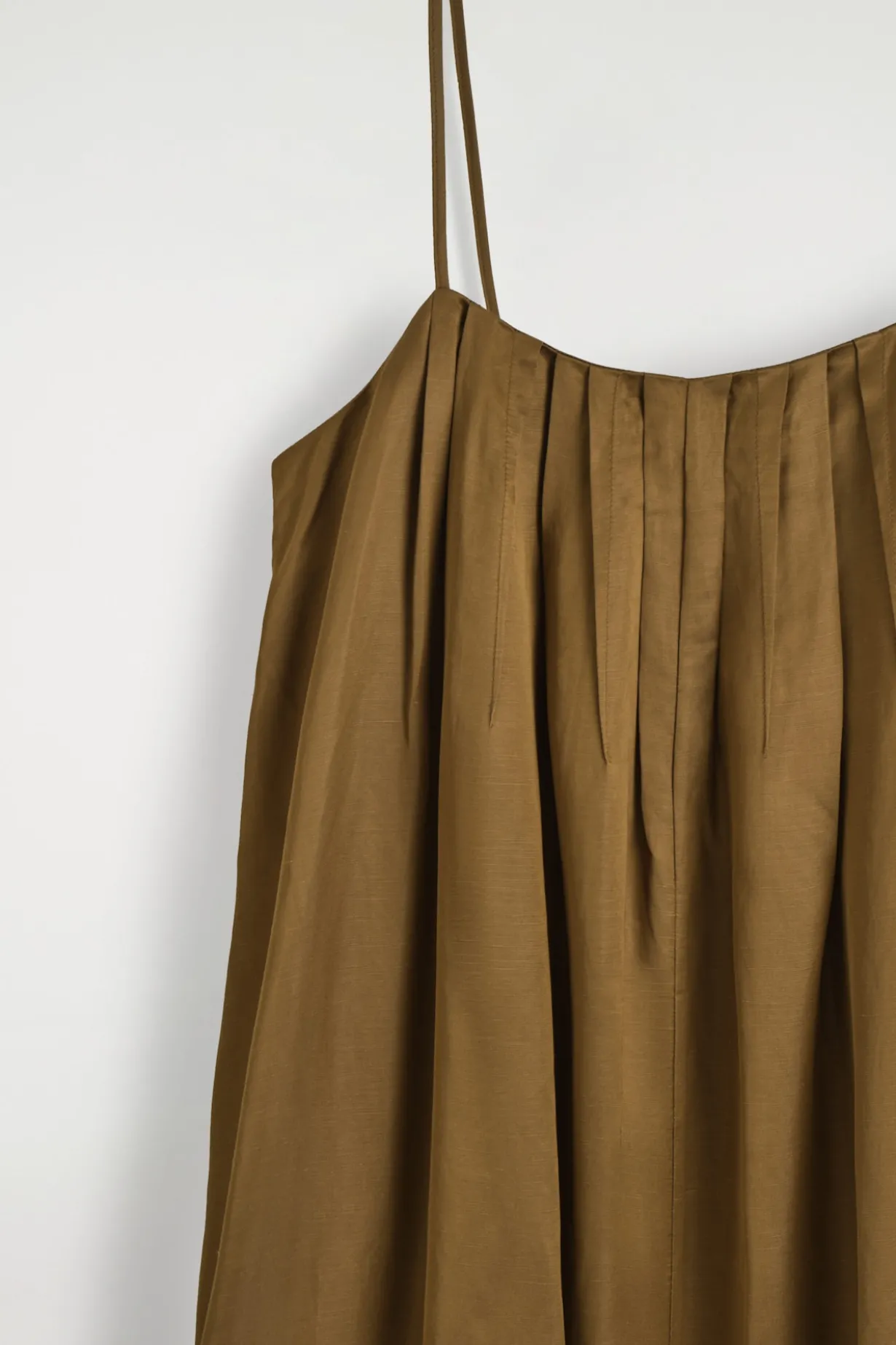 FLIESSENDES MAXIKLEID MIT FALTEN