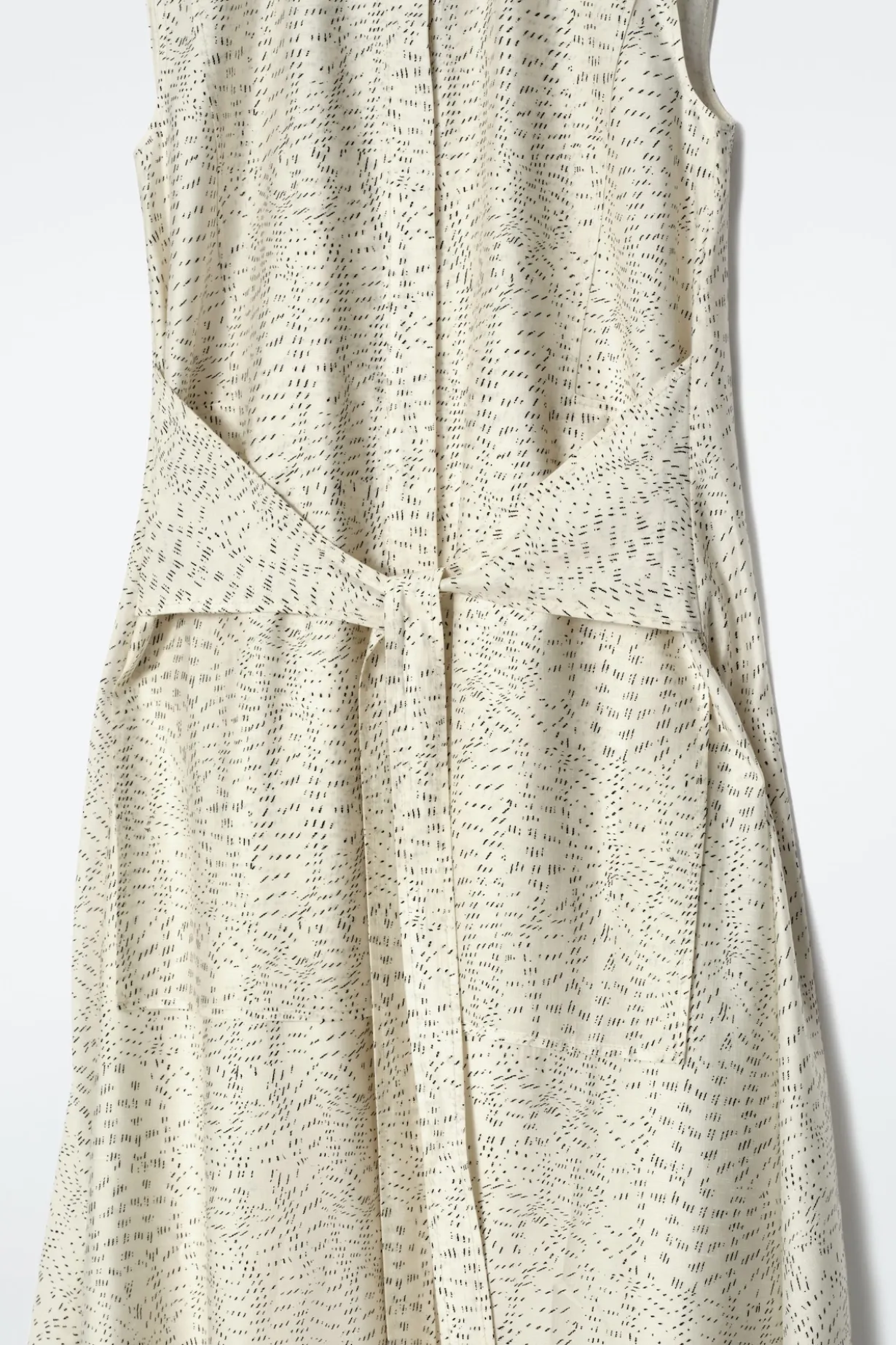 FLIESSENDES MIDIKLEID MIT BINDEDETAIL UND PRINT