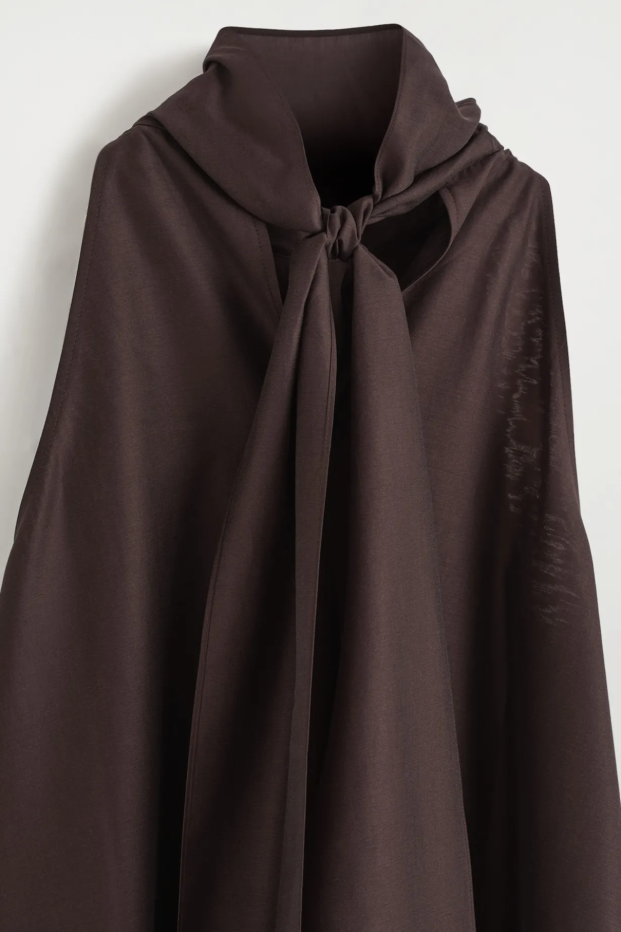 FLIESSENDES NECKHOLDER-KLEID IN MINILÄNGE