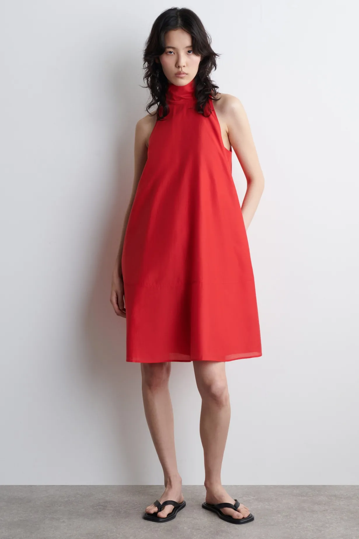 FLIESSENDES NECKHOLDER-KLEID IN MINILÄNGE
