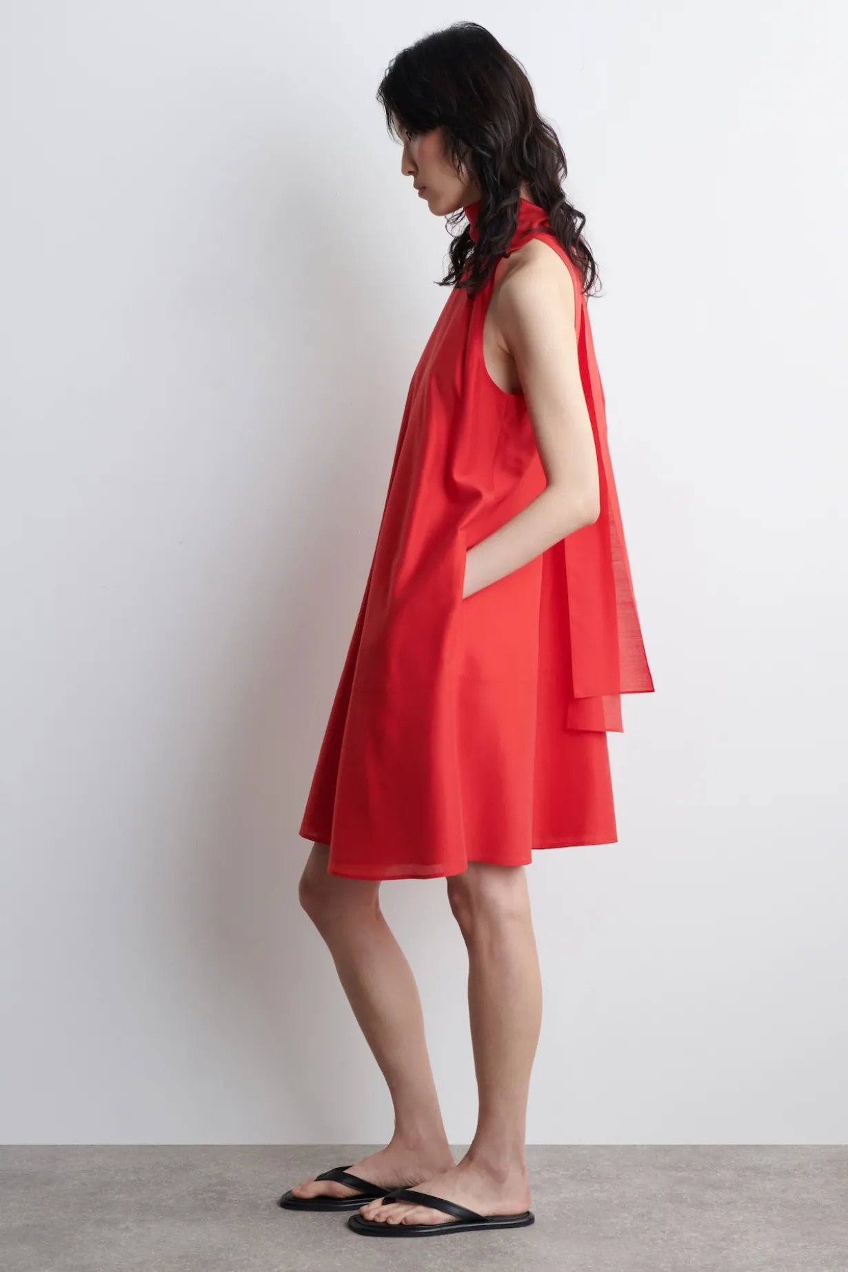 FLIESSENDES NECKHOLDER-KLEID IN MINILÄNGE