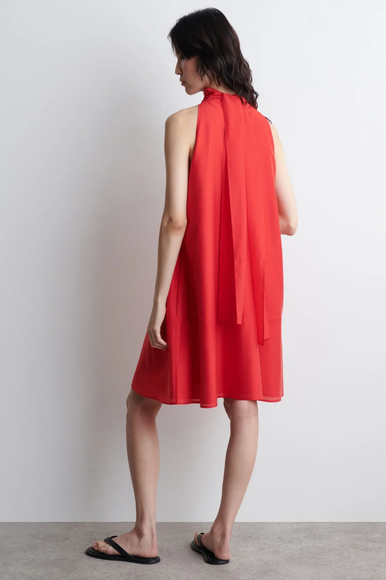 FLIESSENDES NECKHOLDER-KLEID IN MINILÄNGE
