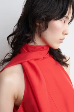 FLIESSENDES NECKHOLDER-KLEID IN MINILÄNGE