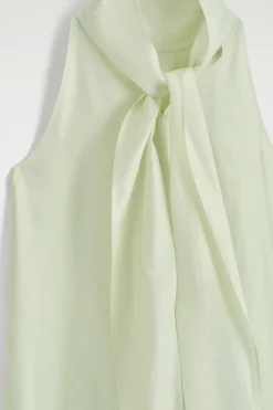 FLIESSENDES NECKHOLDER-KLEID IN MINILÄNGE