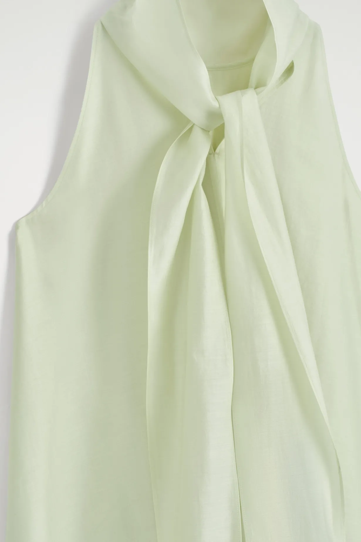 FLIESSENDES NECKHOLDER-KLEID IN MINILÄNGE