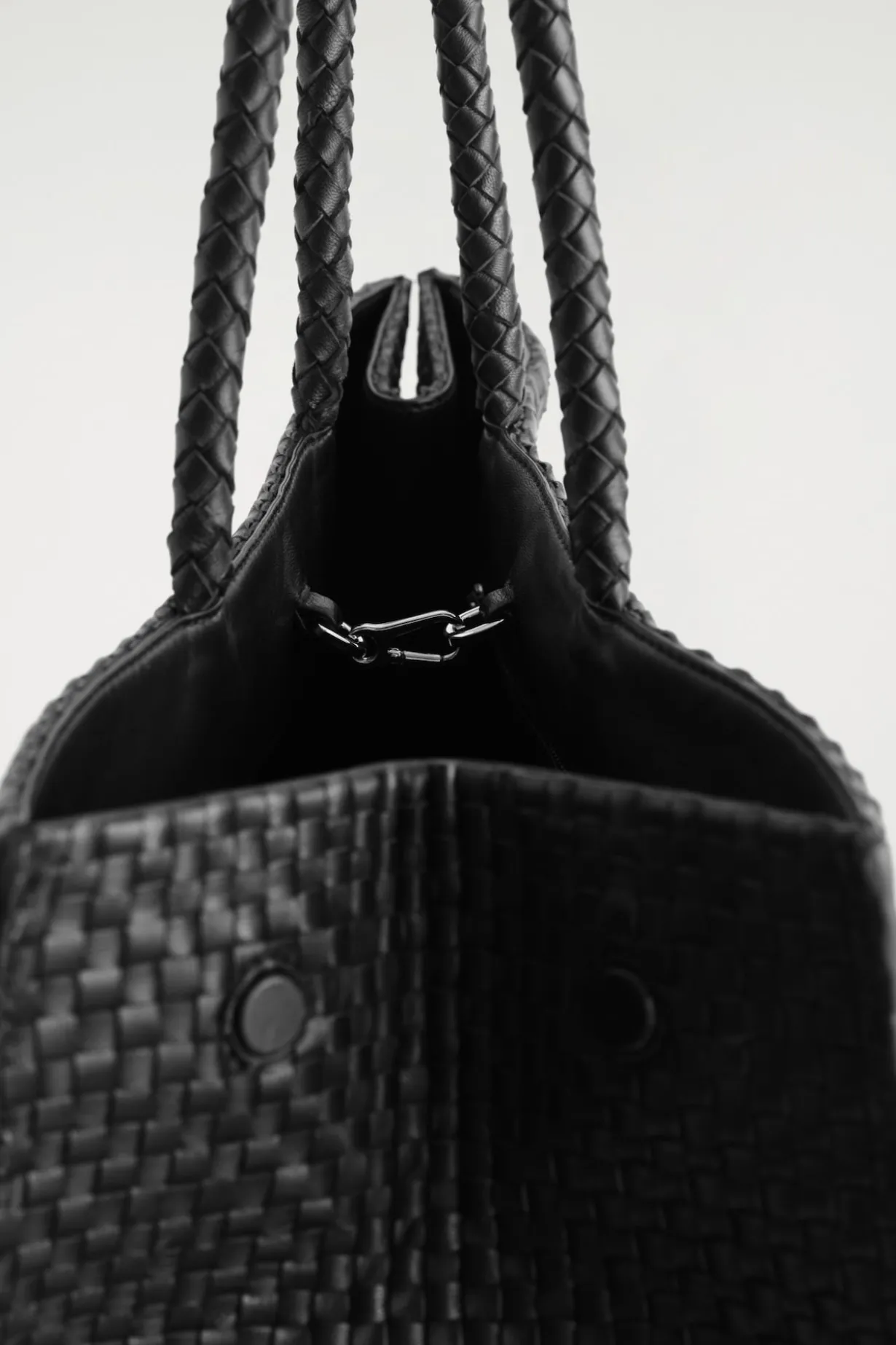GALLERY HANDGEFLOCHTENE TOTE BAG - LEDER