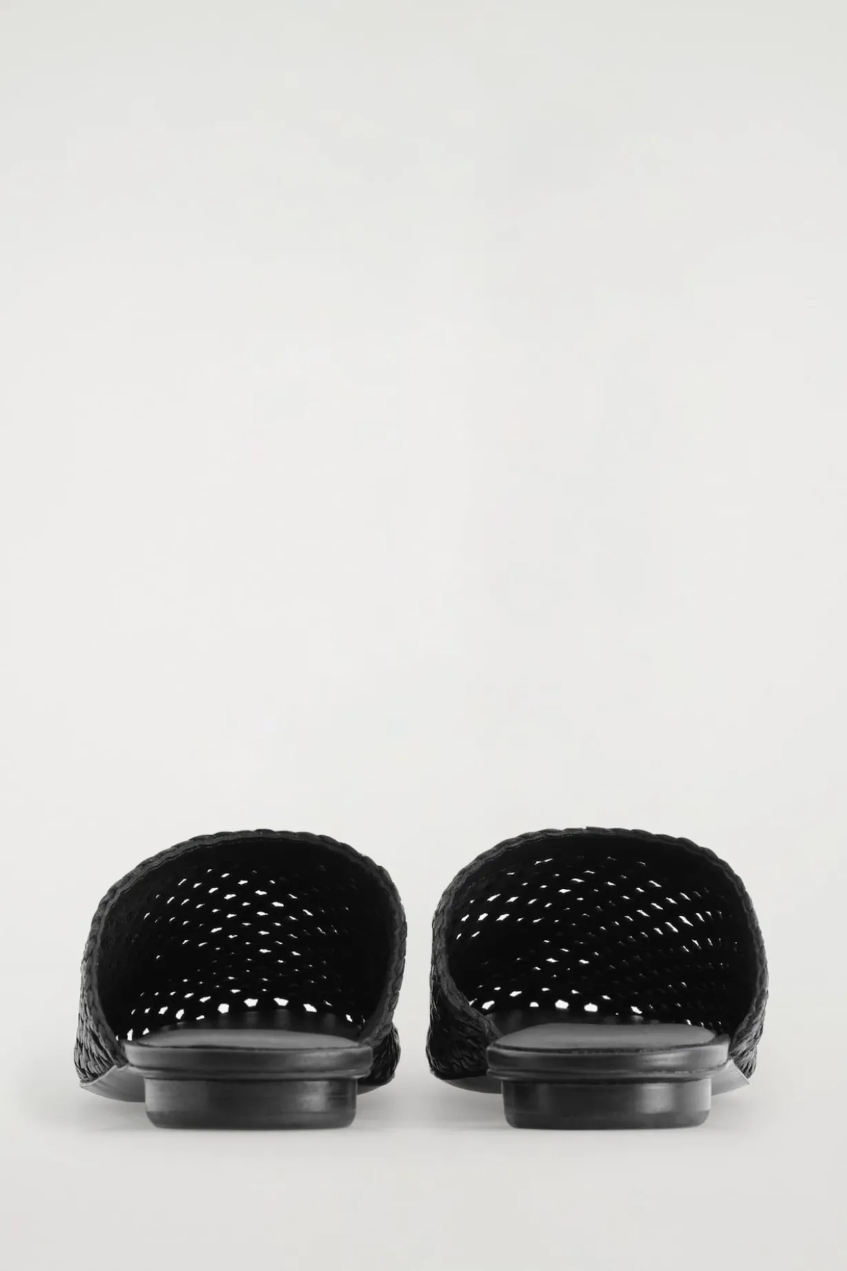 GEFLOCHTENE MULES AUS LEDER
