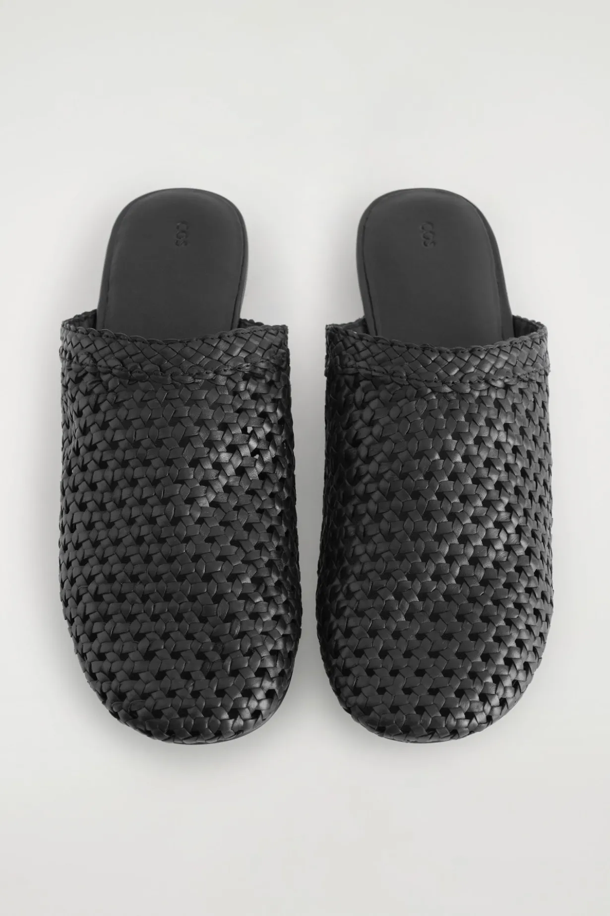 GEFLOCHTENE MULES AUS LEDER