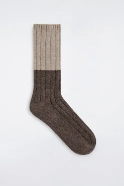 GERIPPTE SOCKEN IN COLOUR-BLOCK-OPTIK