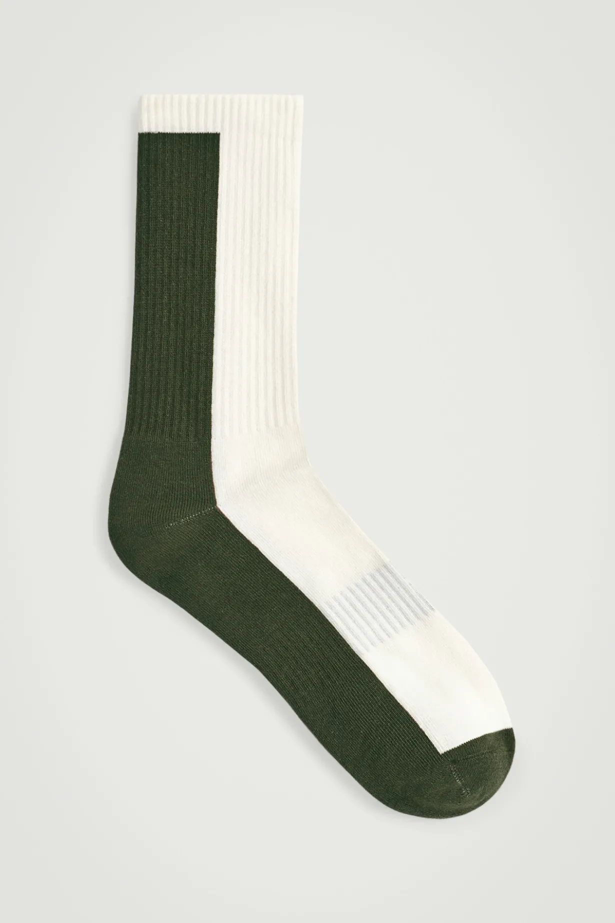GERIPPTE SOCKEN MIT COLOUR-BLOCK-DESIGN