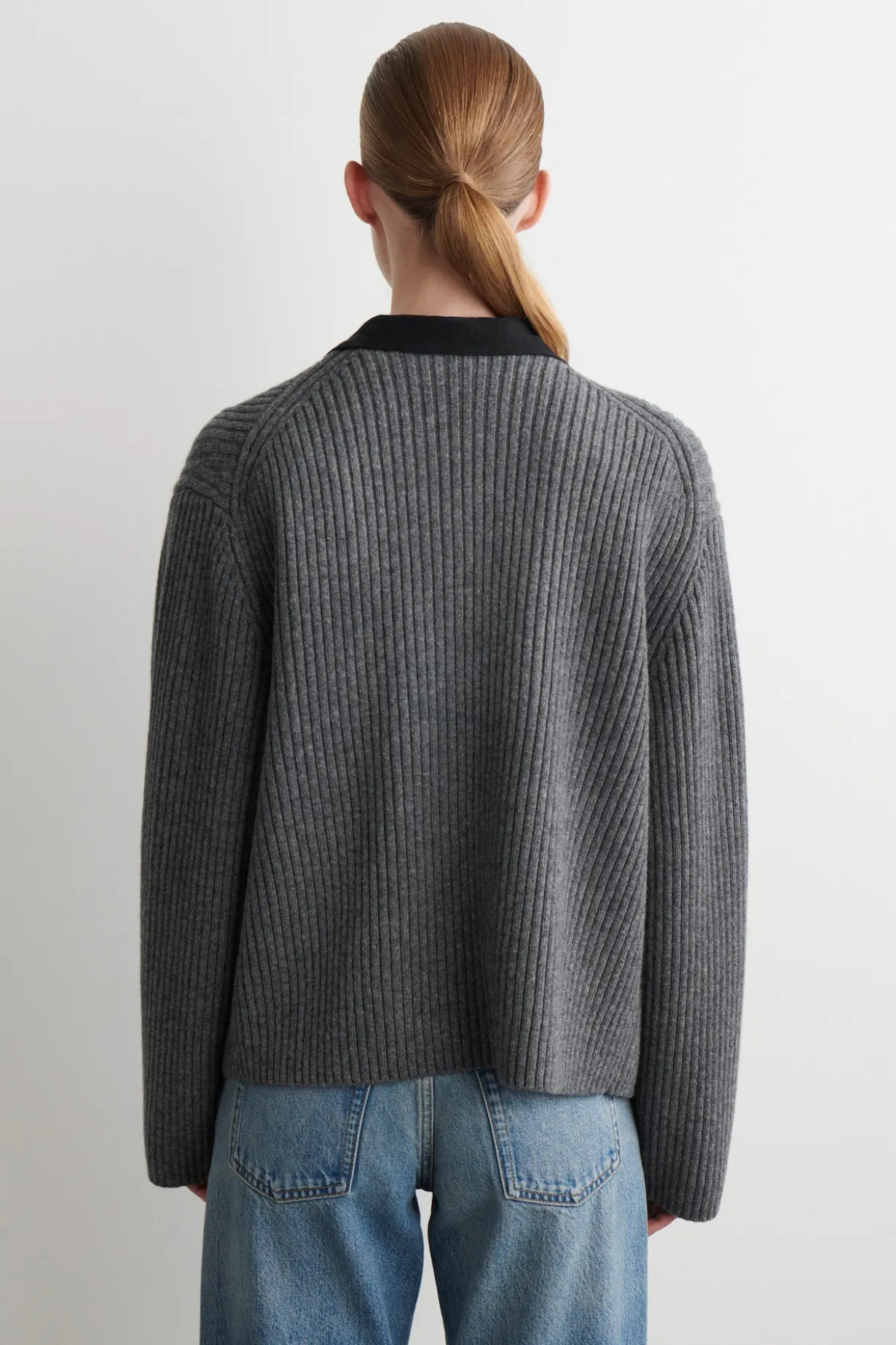 GERIPPTE UTILITY-STRICKJACKE AUS MERINOWOLLE