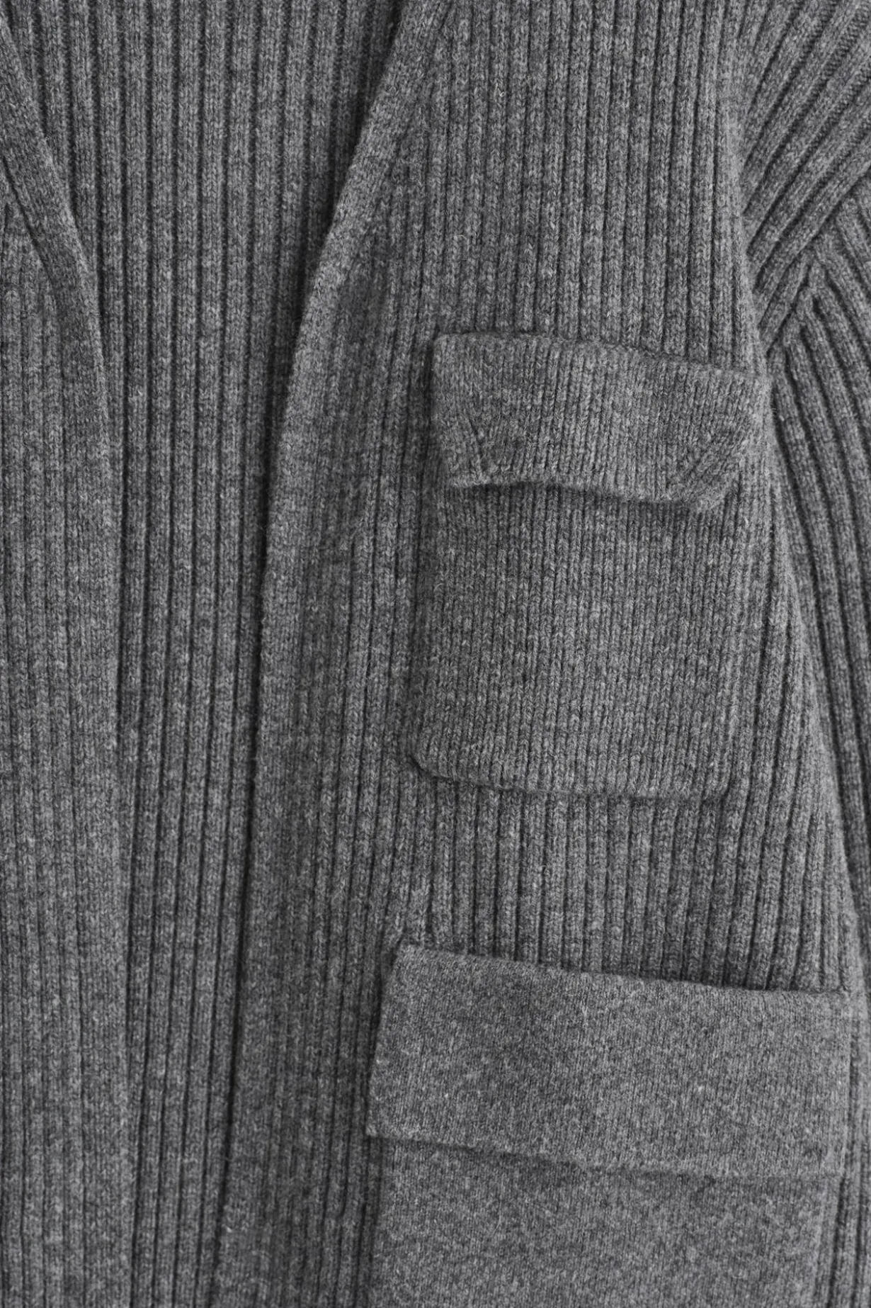 GERIPPTE UTILITY-STRICKJACKE AUS MERINOWOLLE