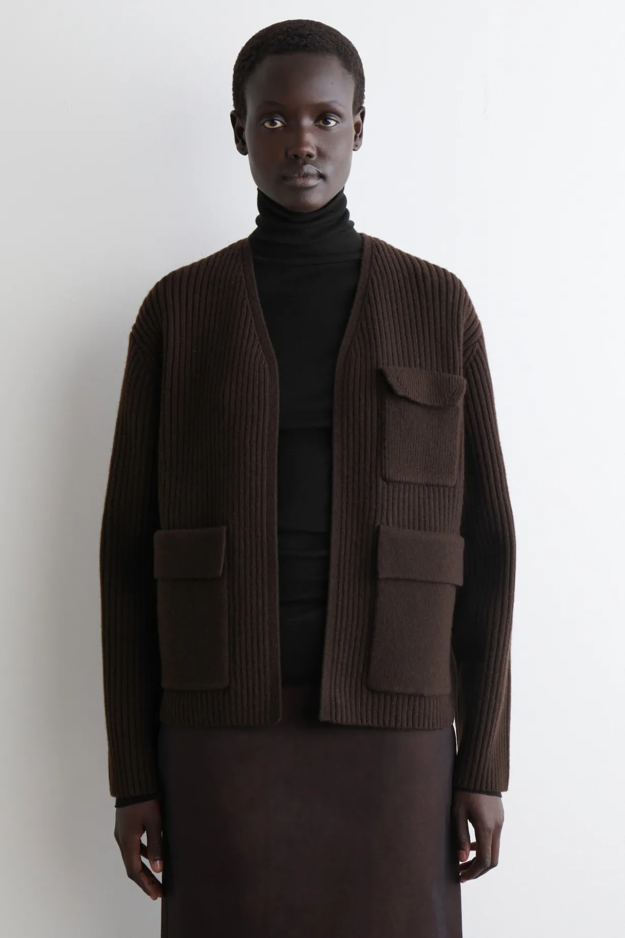 GERIPPTE UTILITY-STRICKJACKE AUS MERINOWOLLE