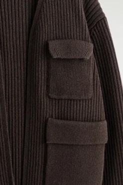 GERIPPTE UTILITY-STRICKJACKE AUS MERINOWOLLE