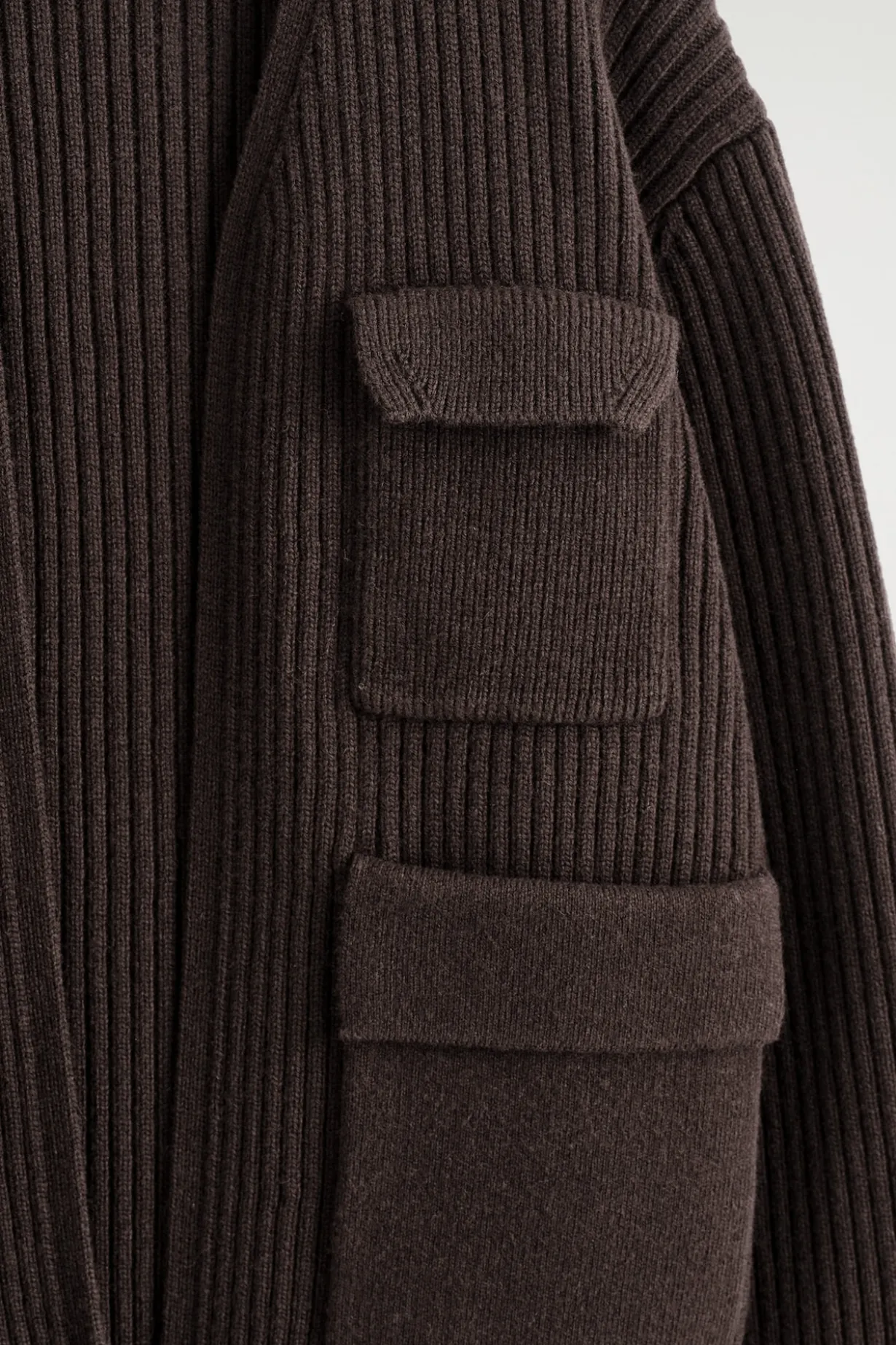 GERIPPTE UTILITY-STRICKJACKE AUS MERINOWOLLE