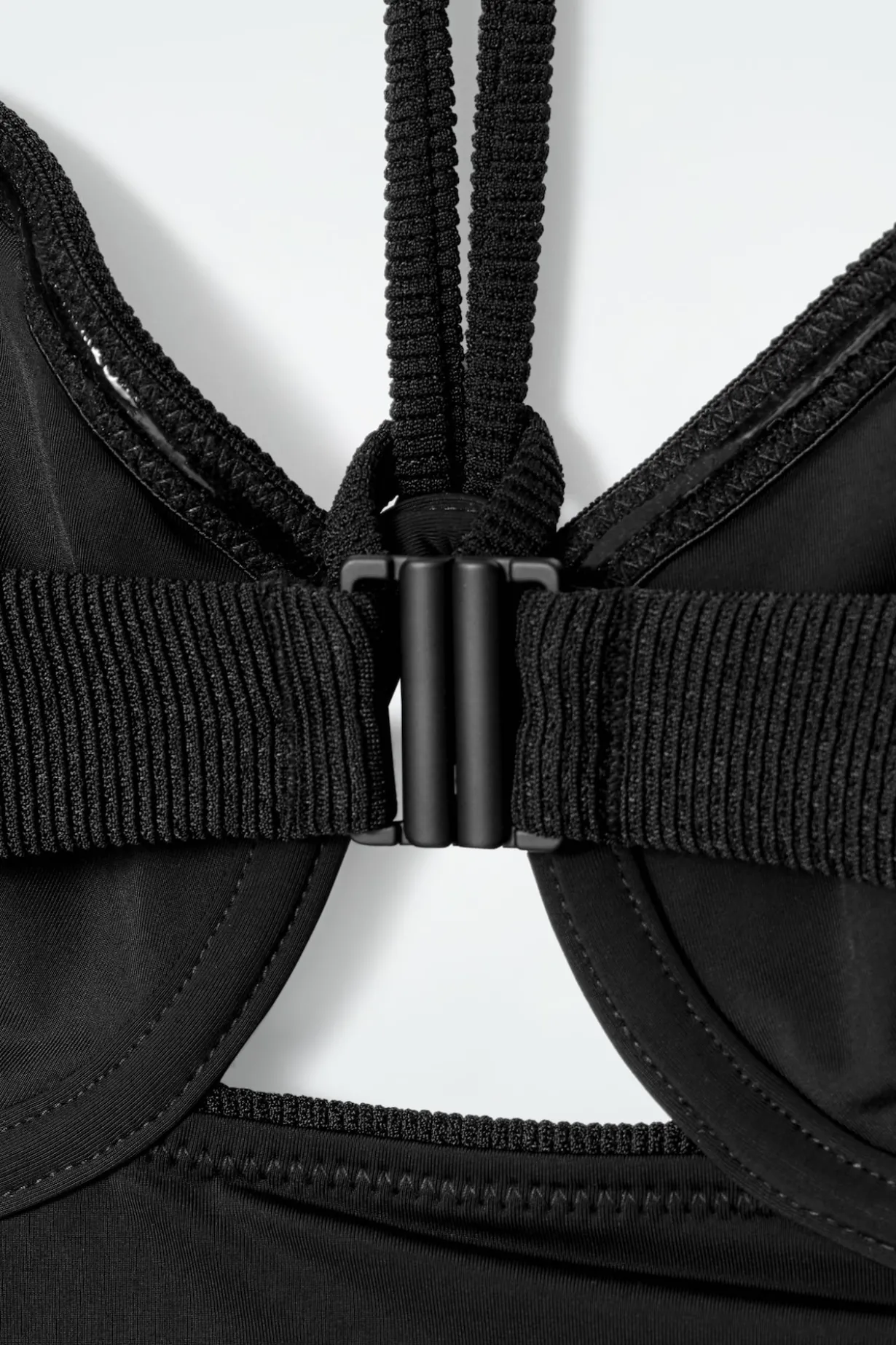 GERIPPTER NECKHOLDER-BADEANZUG MIT BÜGELN