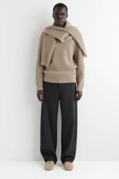 GERIPPTER WOLLPULLOVER MIT TRICHTERKRAGEN