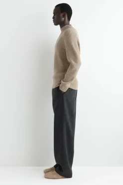GERIPPTER WOLLPULLOVER MIT TRICHTERKRAGEN