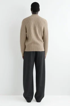 GERIPPTER WOLLPULLOVER MIT TRICHTERKRAGEN