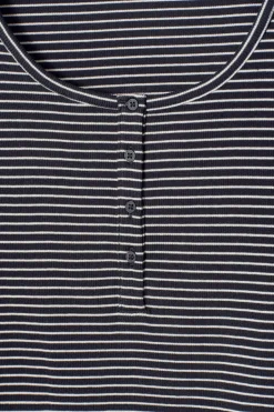 GERIPPTES HENLEY-T-SHIRT