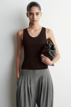 GERIPPTES TANKTOP MIT TIEFEM AUSSCHNITT