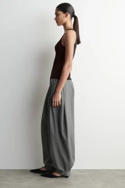 GERIPPTES TANKTOP MIT TIEFEM AUSSCHNITT