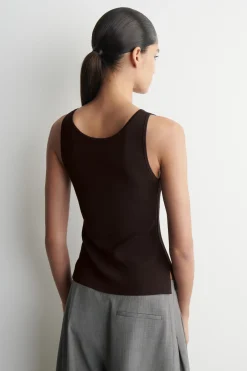 GERIPPTES TANKTOP MIT TIEFEM AUSSCHNITT