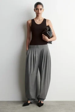 GERIPPTES TANKTOP MIT TIEFEM AUSSCHNITT