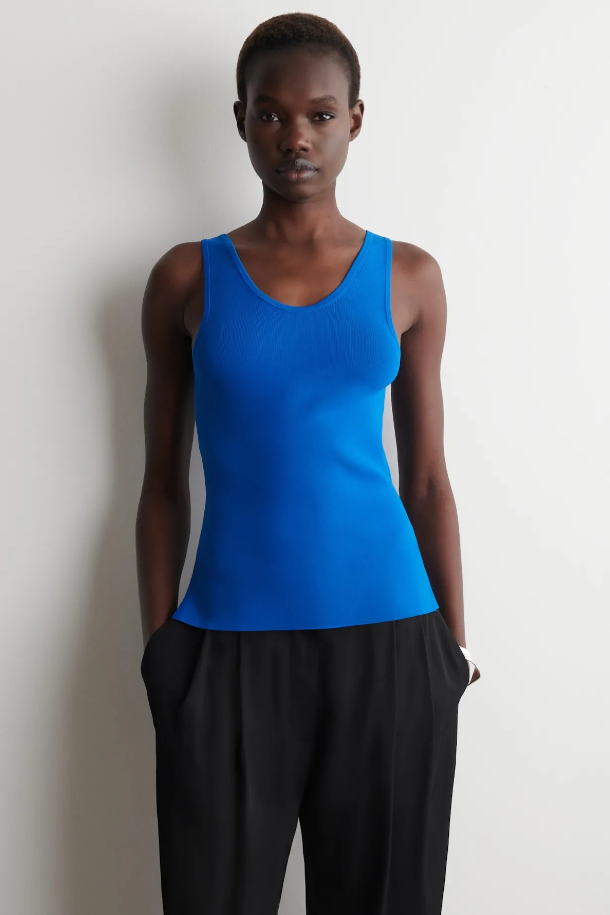GERIPPTES TANKTOP MIT TIEFEM AUSSCHNITT
