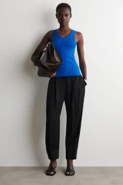 GERIPPTES TANKTOP MIT TIEFEM AUSSCHNITT