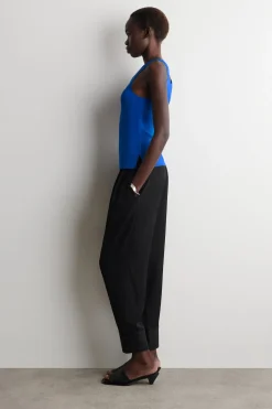 GERIPPTES TANKTOP MIT TIEFEM AUSSCHNITT