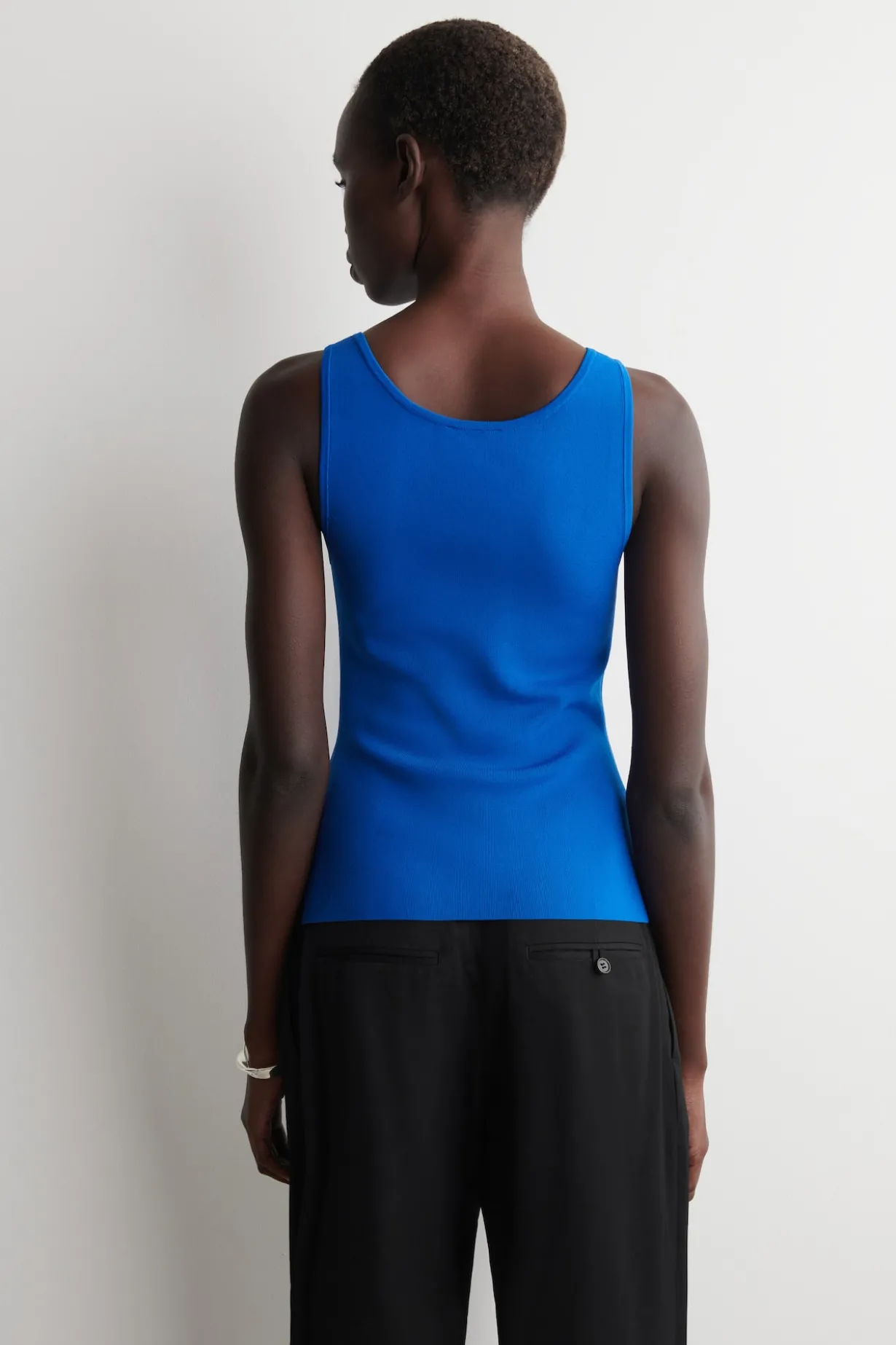 GERIPPTES TANKTOP MIT TIEFEM AUSSCHNITT