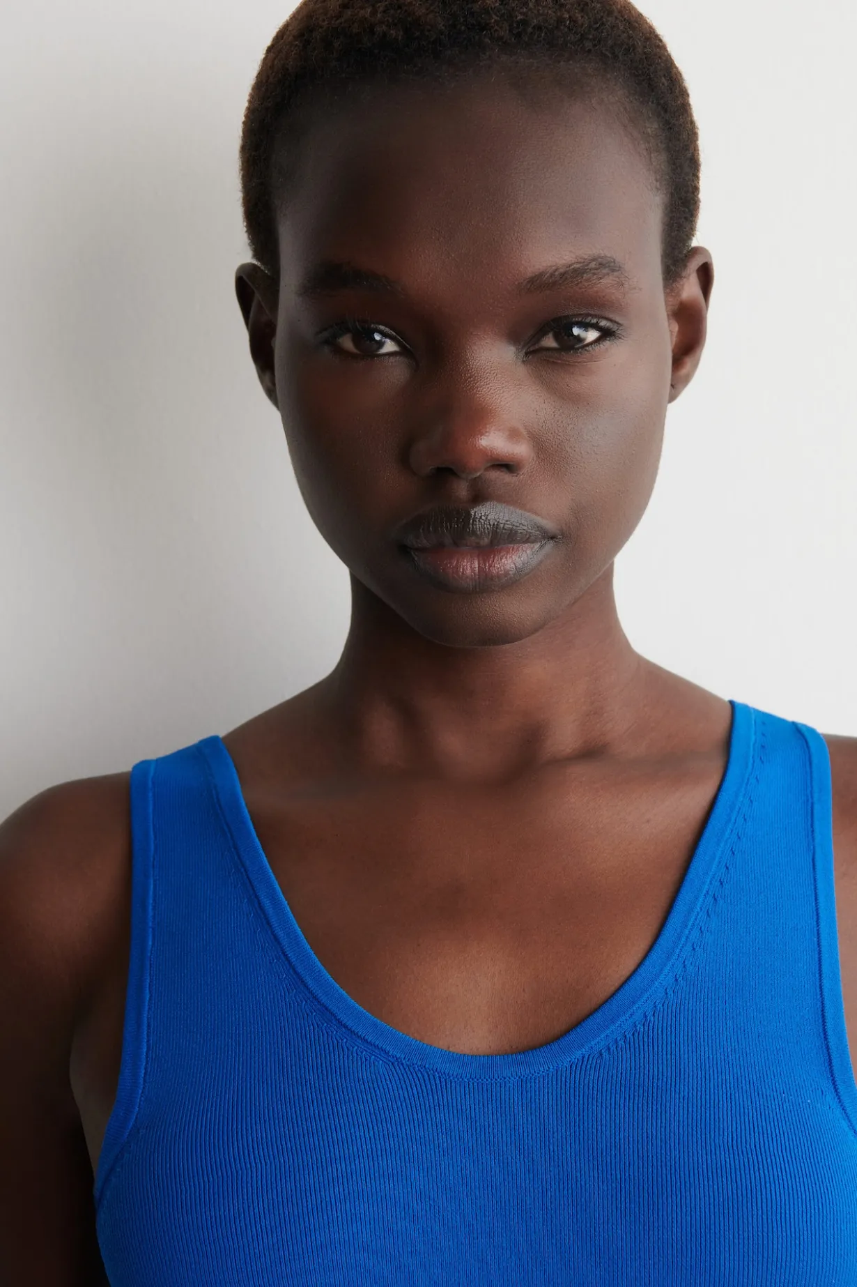 GERIPPTES TANKTOP MIT TIEFEM AUSSCHNITT