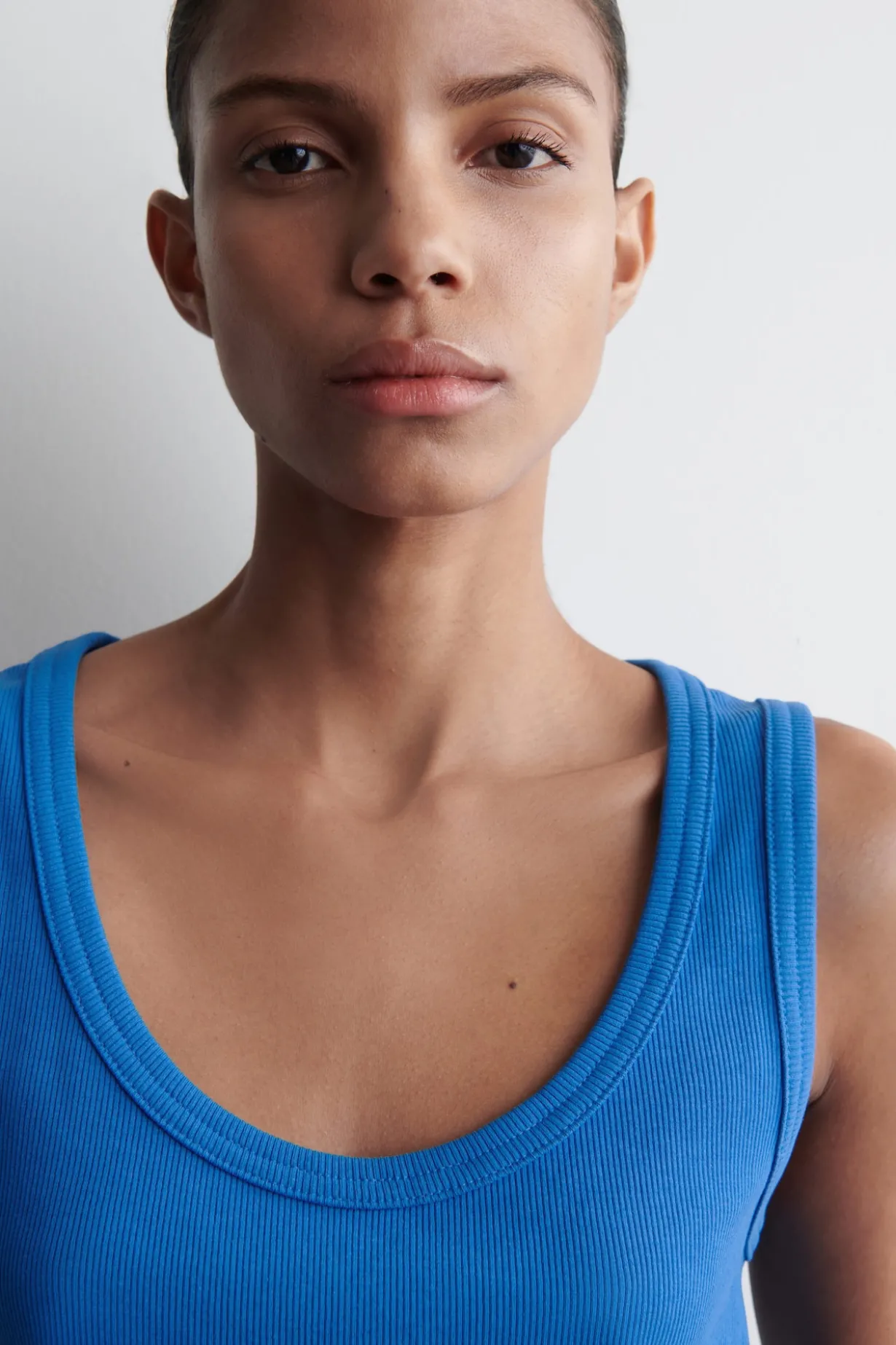 GERIPPTES TANKTOP MIT TIEFEM AUSSCHNITT