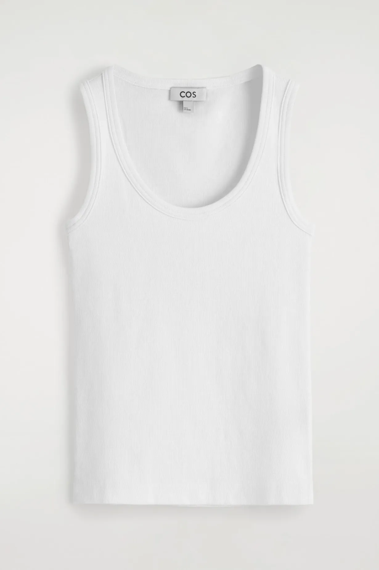 GERIPPTES TANKTOP MIT TIEFEM AUSSCHNITT
