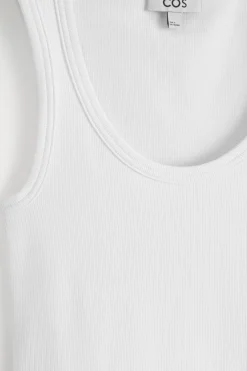 GERIPPTES TANKTOP MIT TIEFEM AUSSCHNITT