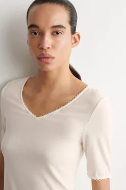 GERIPPTES T-SHIRT MIT V-AUSSCHNITT UND SPITZE