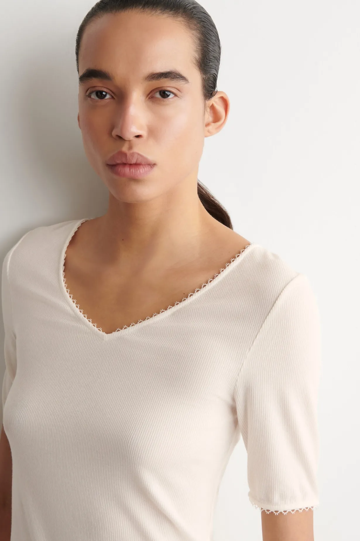 GERIPPTES T-SHIRT MIT V-AUSSCHNITT UND SPITZE