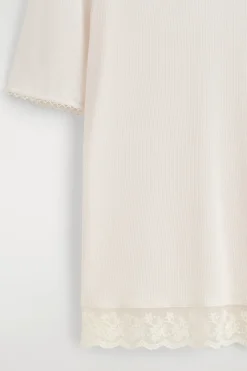 GERIPPTES T-SHIRT MIT V-AUSSCHNITT UND SPITZE