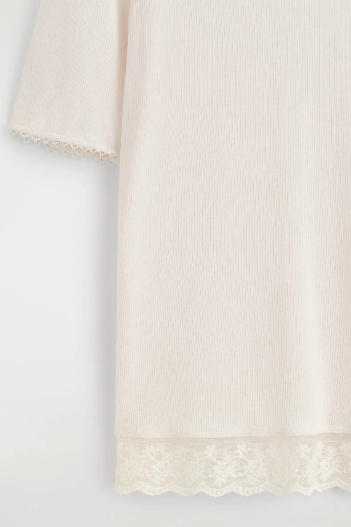 GERIPPTES T-SHIRT MIT V-AUSSCHNITT UND SPITZE