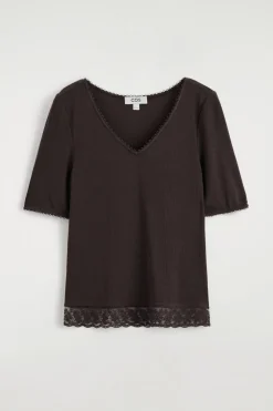 GERIPPTES T-SHIRT MIT V-AUSSCHNITT UND SPITZE