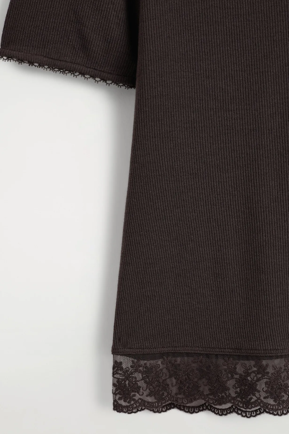 GERIPPTES T-SHIRT MIT V-AUSSCHNITT UND SPITZE