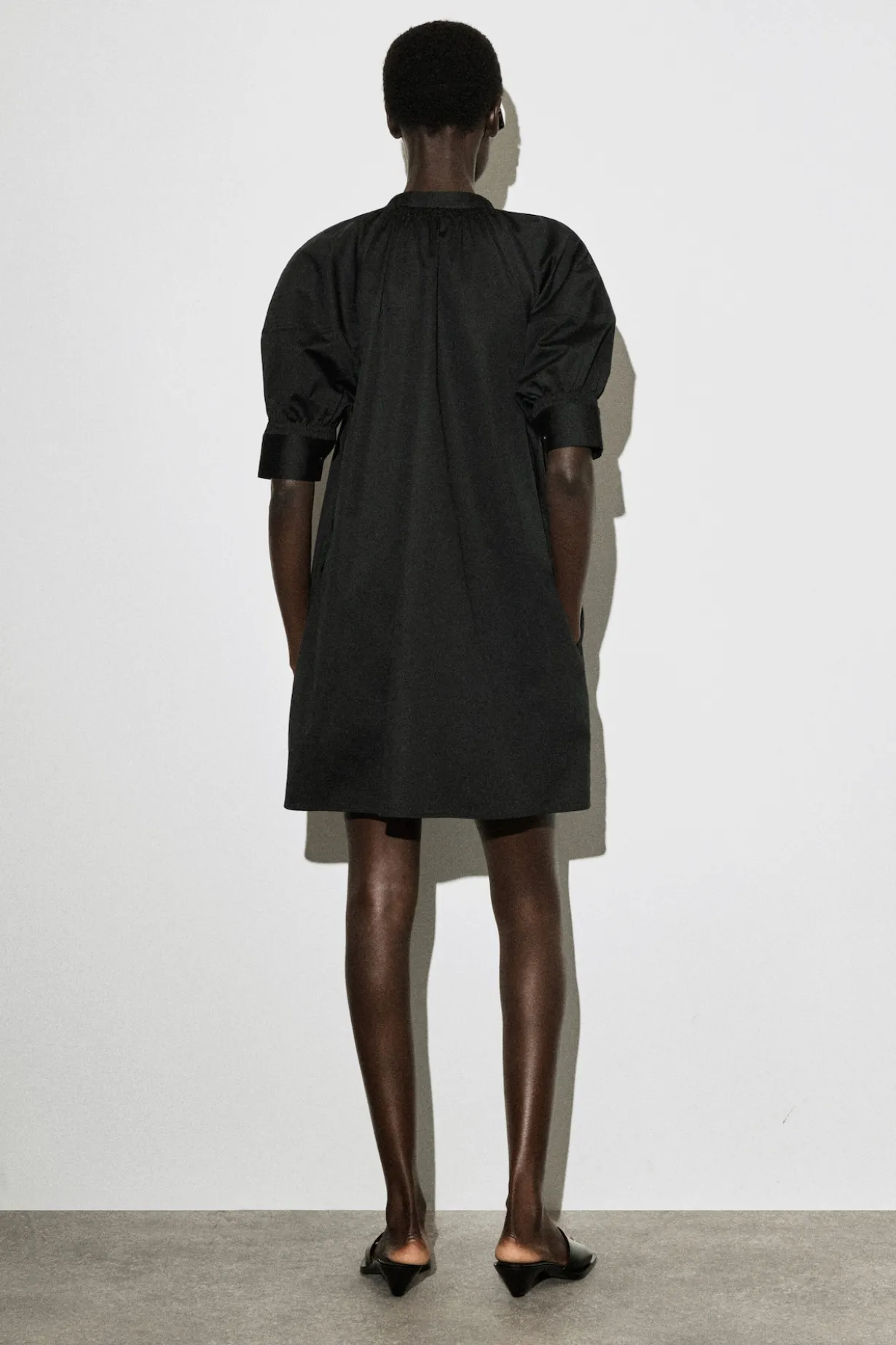 GESMOKTES HEMDKLEID MIT PUFFÄRMELN