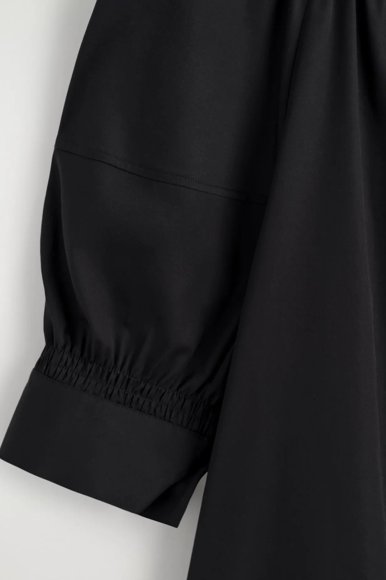 GESMOKTES HEMDKLEID MIT PUFFÄRMELN
