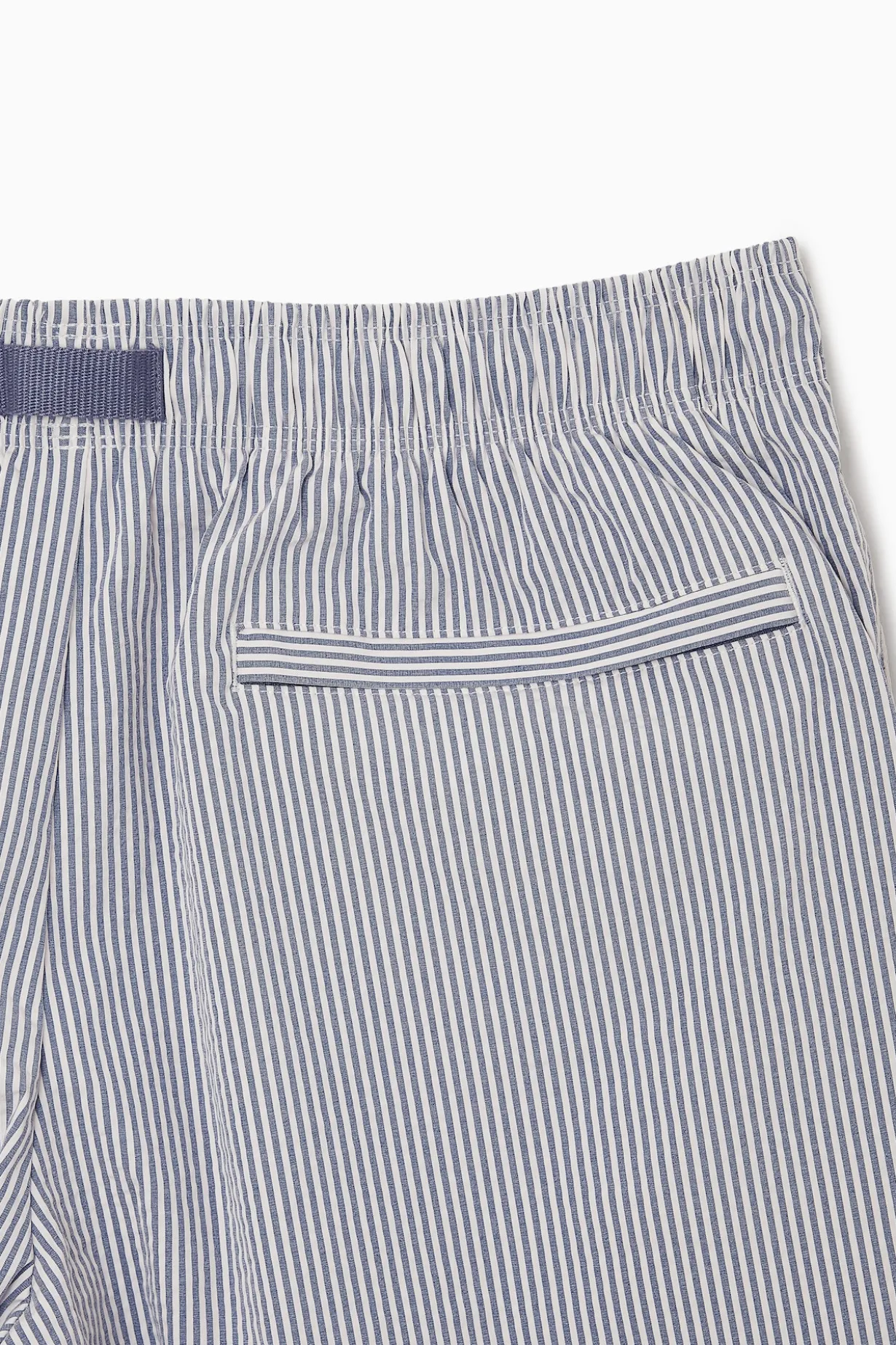 GESTREIFTE BADESHORTS AUS SEERSUCKER