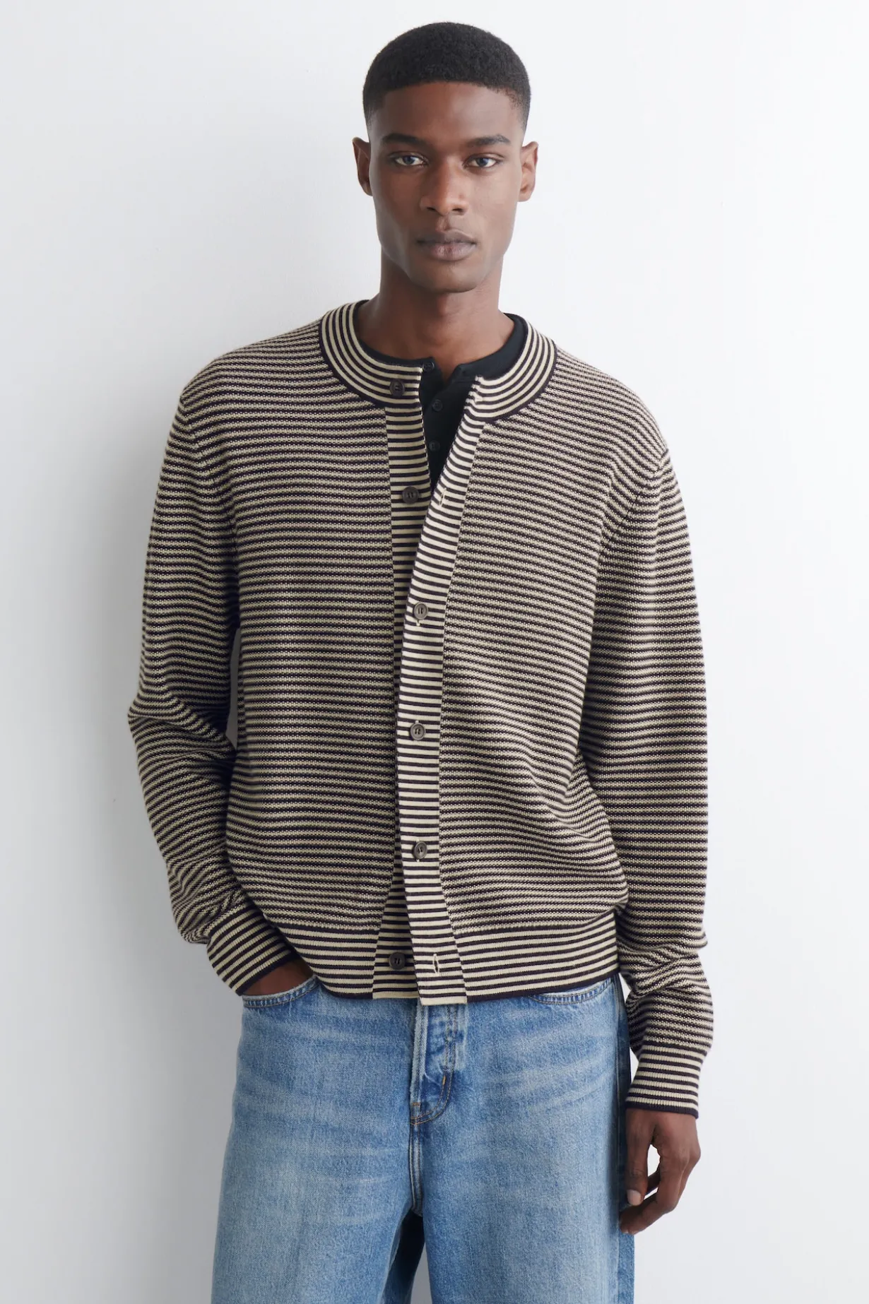 GESTREIFTE STRICKJACKE AUS MERINOWOLLE