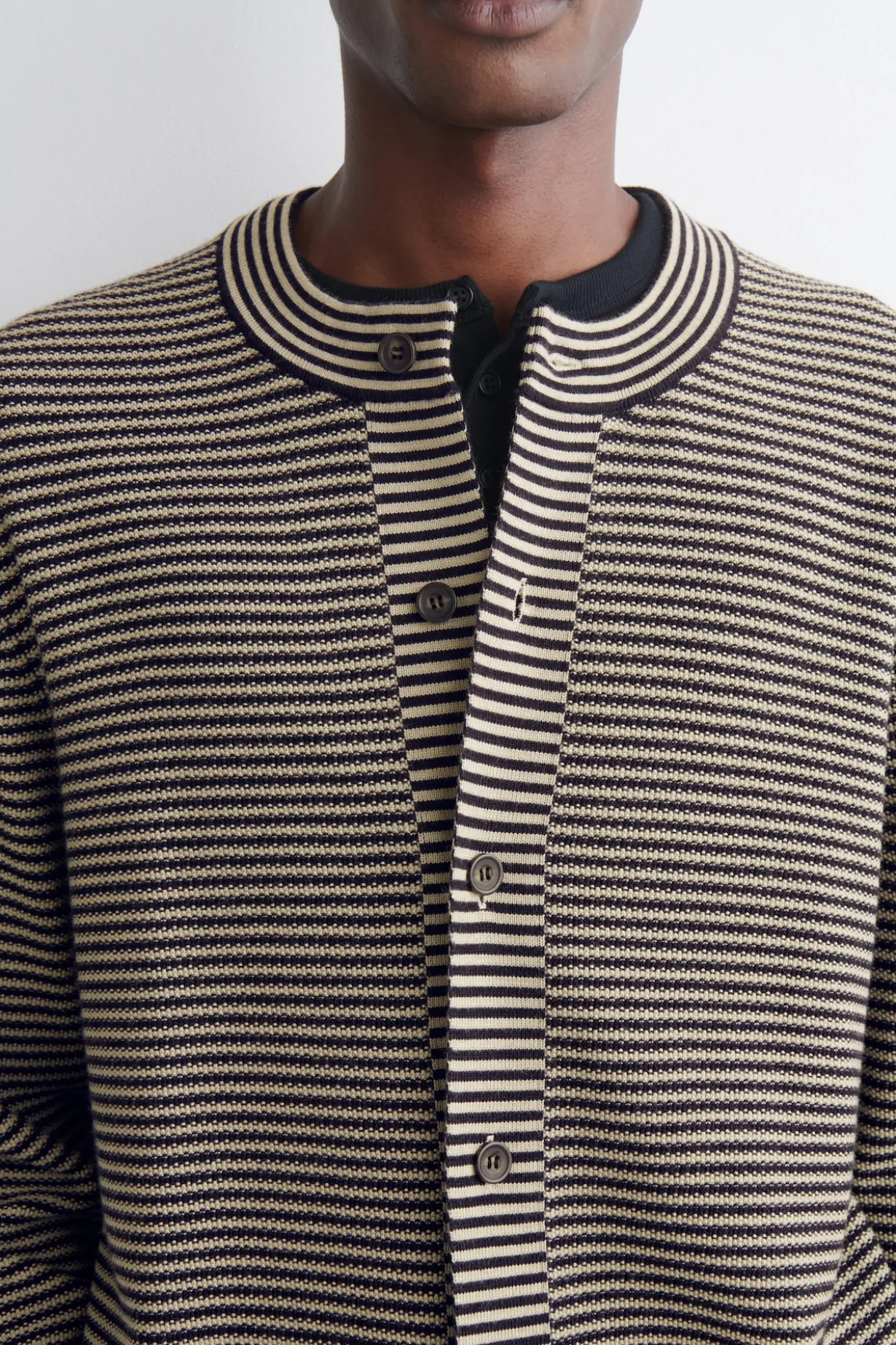 GESTREIFTE STRICKJACKE AUS MERINOWOLLE